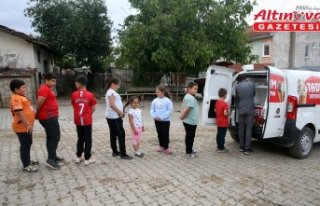 Köy köy gezen seyyar dondurmacı, dondurmayla birlikte...