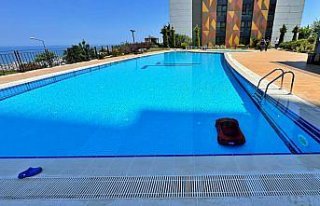 Samsun'da akülü arabasıyla havuza düşen...