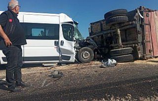 Sinop'ta devrilen traktördeki arpa yola saçıldı