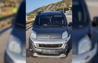 Tokat'ta bariyere çarpan hafif ticari araçtaki...