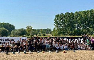 Düzce'de Beşiktaşlı taraftarlar köy okulunun...