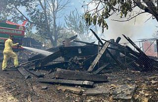 Kastamonu'da çıkan yangında ev ve ahır kullanılamaz...