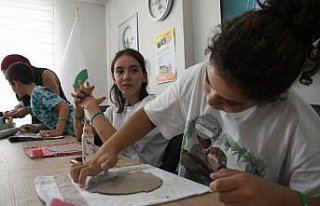 Yeşilayın yaz okuluna katılan çocuklar, sanat...