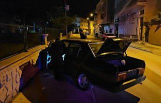 Polisten kaçarken kaza yapan araçtan silah ve sentetik...