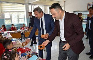 Havza'da öğrencilere simit ve süt ikram edildi