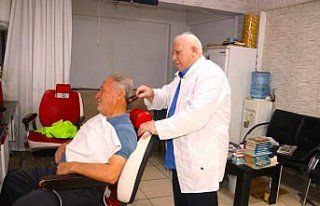 Babasından öğrendiği berberliği 62 yıldır aynı...