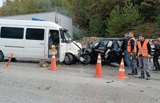 Bolu'da minibüsle çarpışan otomobildeki 1...