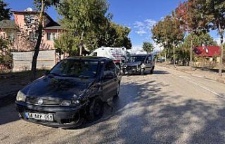 Bolu'da otomobille çarpışan hafif ticari araçtaki...