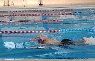 Boyabat'ta yüzücüler Cumhuriyet coşkusu için...