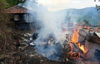 Kastamonu'da çıkan yangında 2 ev zarar gördü