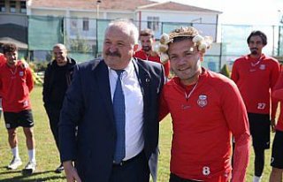 Öğrenciler sarımsaktan yaptıkları taçları Kastamonusporlu...