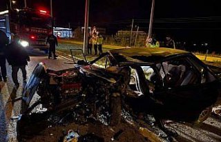 Alaçam'da aydınlatma direğine çarpan otomobil...