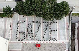 Alaçam'da lise öğrencileri Filistin bayraklarıyla...