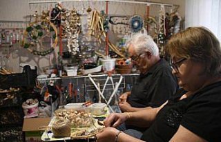 Süs eşyası yapımı demans hastasına “terapi“,...