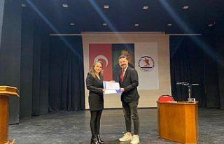 Anadolu Ajansı muhabiri İlyas Gün öğrencilerle...