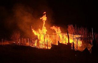 Çorum'da çıkan yangında bağ evi kullanılamaz...