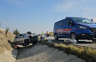 Çorum'da devrilen otomobildeki karı koca yaralandı