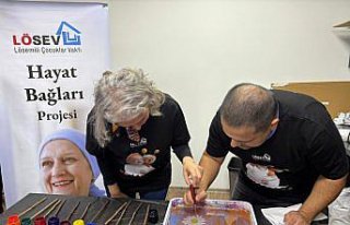 Hastalar LÖSEV'in ebru etkinliğinde buluştu