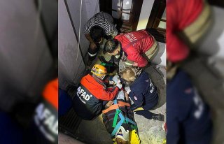 Karabük'te apartman boşluğuna düşen kişi...