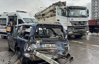 Karabük'te beton pompasıyla çarpışan otomobildeki...