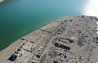 Kars'ta baraj sularının çekilmesiyle köy gün...