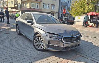 Bafra'da hafif ticari araçla otomobilin çarpıştığı...