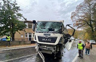 Sinop'ta istinat duvarına çarpan kamyonun sürücüsü...