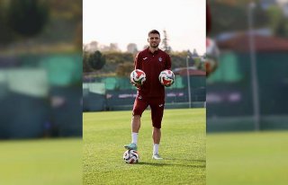 Trabzonsporlu futbolcu Okay Yokuşlu'dan şampiyonluk...
