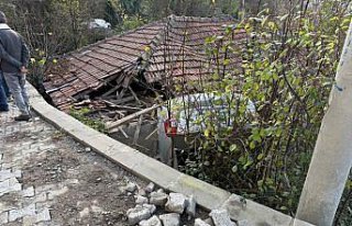 Zonguldak'ta otomobil kullanılmayan bir evin...