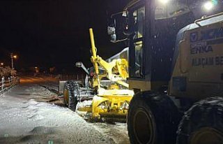 Alaçam ilçesinde karla mücadele çalışması yapıldı