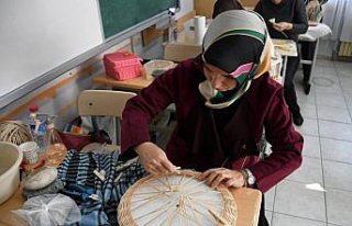 Anneannesinden öğrendiği hasır dokuma sanatını...