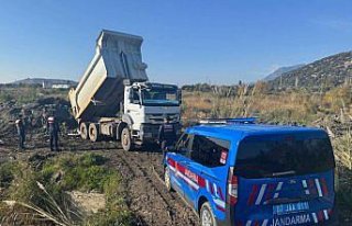 Antalya'da akarsu yatağından izinsiz kum alınmasına...