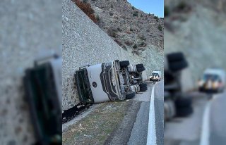 Artvin'de kömür yüklü tırın devrilmesi...