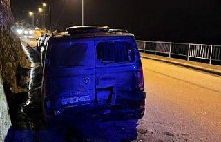 Artvin'de otomobilin park halindeki minibüse...