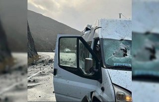 Artvin'de seyir halindeki yolcu minibüsüne...