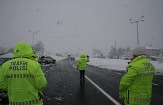 Bolu’da olumsuz hava koşulları nedeniyle eğitime...