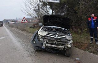Boyabat'ta drenaj kanalına devrilen pikabın...