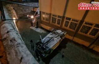 Çorum'da okul bahçesine düşen otomobildeki...