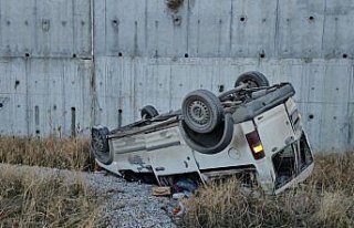 Çorum'da atletizm sahasına düşen hafif ticari...