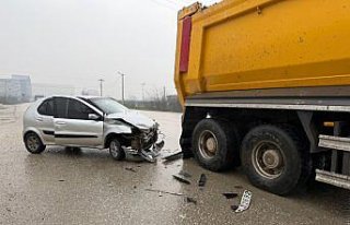 Düzce'de kamyonla çarpışan otomobildeki 3...