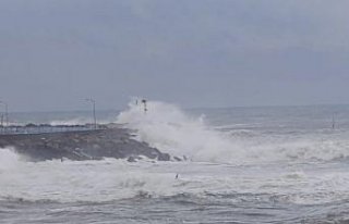 Düzce'de kuvvetli rüzgar nedeniyle dalga boyu...