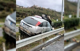Giresun'da bariyerlere çarpan otomobilin sürücüsü...