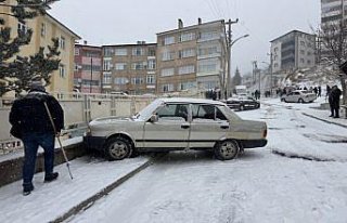 Gümüşhane'de araçların buzlu yolda kayması...