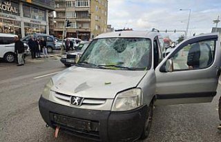 Hafif ticari aracın çarptığı bisikletli ağır...