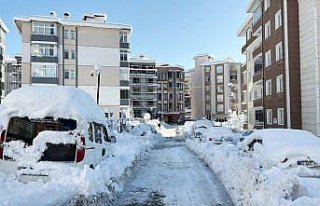 Karabük il merkezinde kar kalınlığı 75 santimetre...