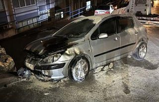 Karabük'te duvara çarparak alev alan otomobil...