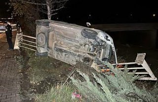 Karabük'te hafif ticari araçla otomobilin çarpıştığı...