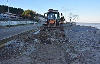 Karadeniz'de dev dalgalar sahilde hasara yol...