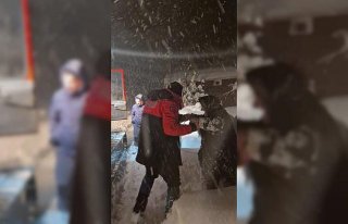 Kastamonu'da ekipler kar nedeniyle yolu kapanan...