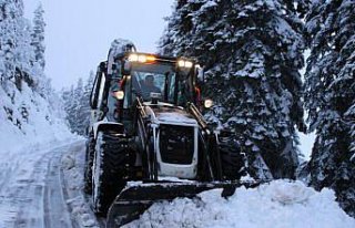 Kastamonu'da köy yolları karla mücadele ekiplerinin...